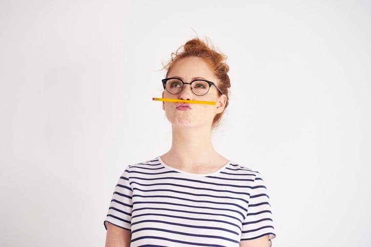 femme qui réfléchit