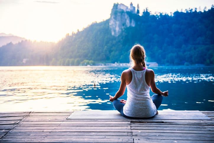 Méditation au bord du lac