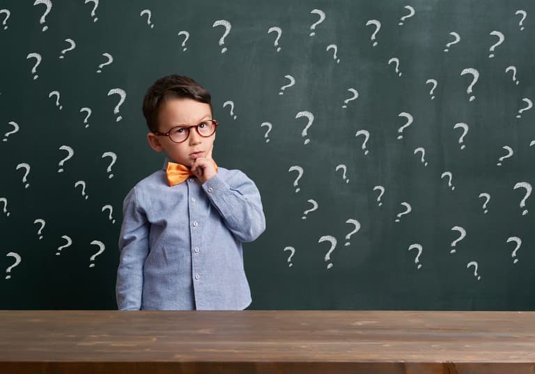 Enfant devant un tableau