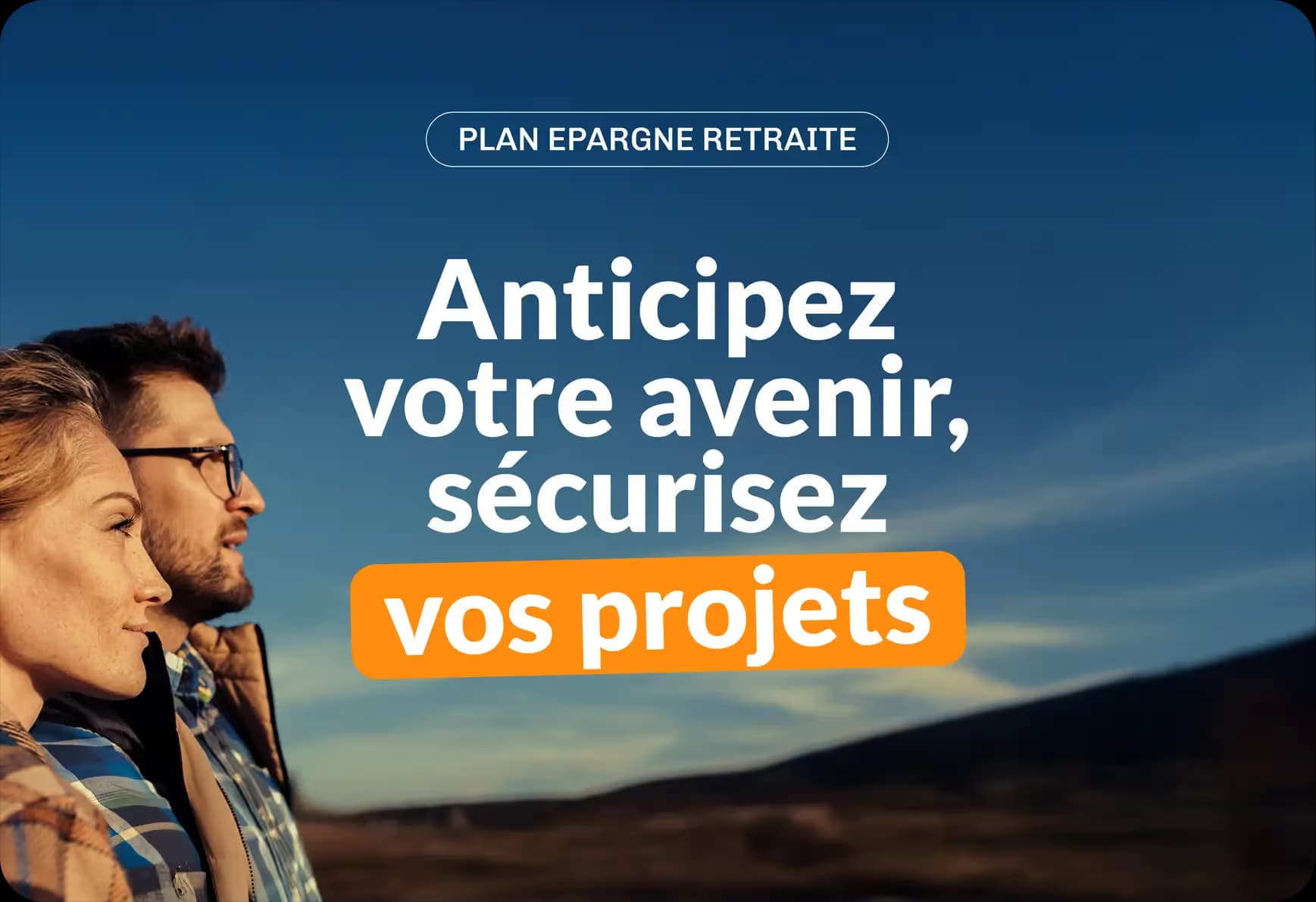 Couple regardant l'horizon sous un ciel bleu, avec le message : "Plan Épargne Retraite – Anticipez votre avenir, sécurisez vos projets."