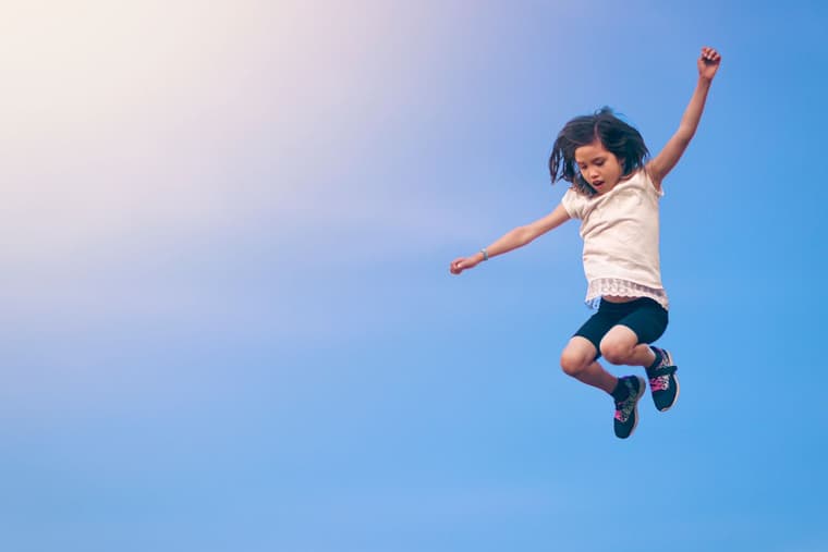 Fille sautant vers le ciel