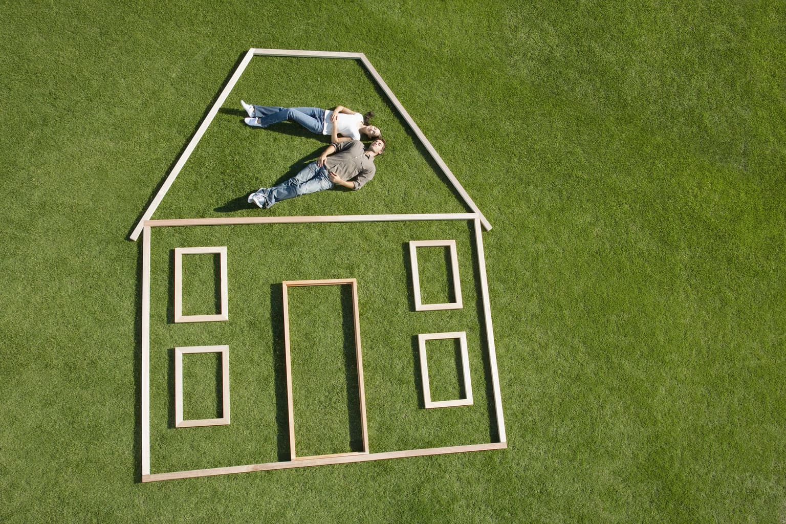 Couple allongé sur l'herbe