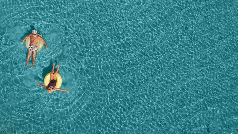 Couple sénior à la piscine