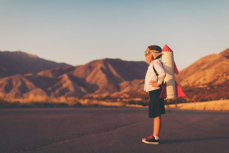 Jeune fille avec une fusée