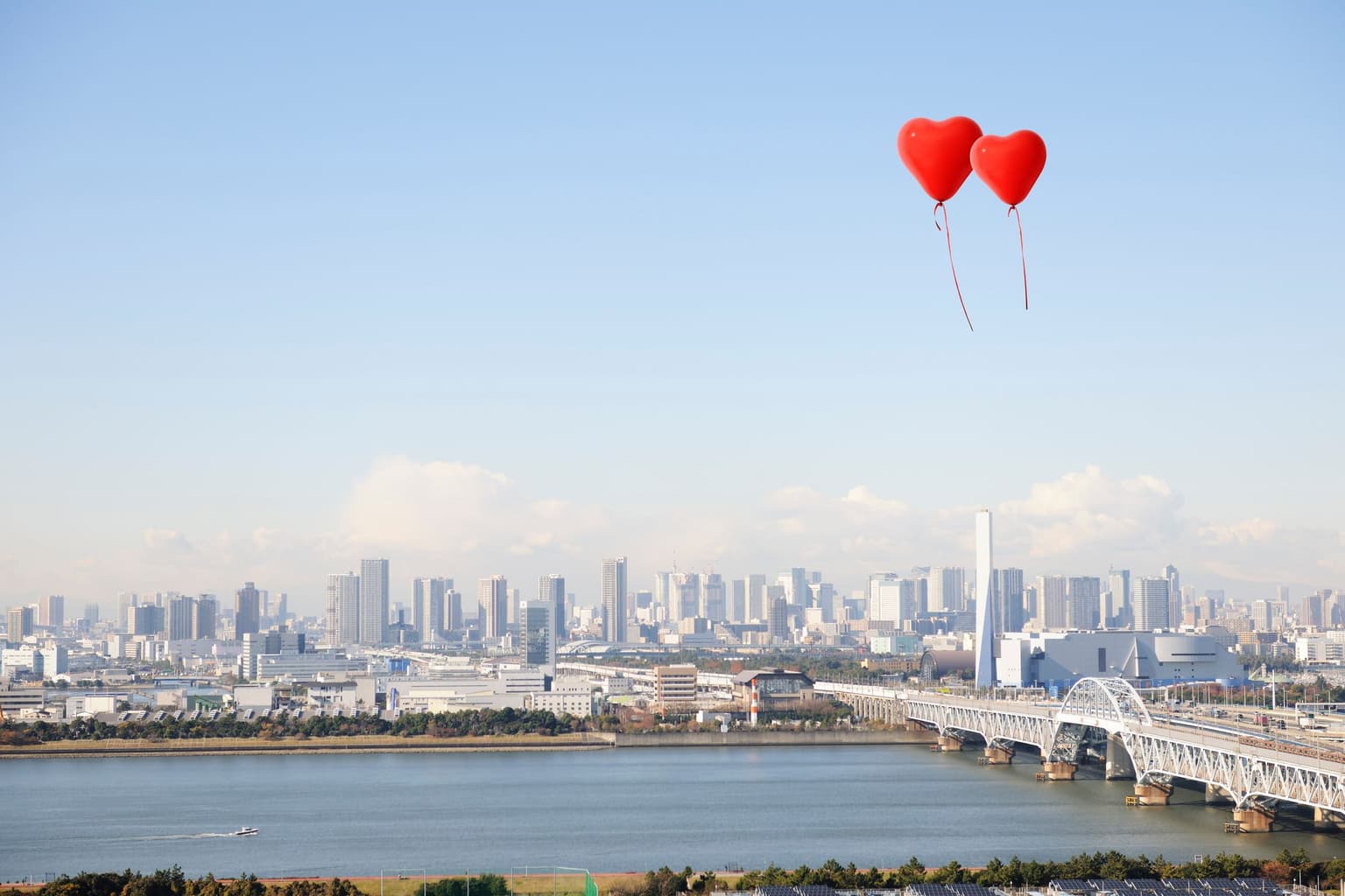 Ballons en forme de cœur rouge flottant dans le ciel