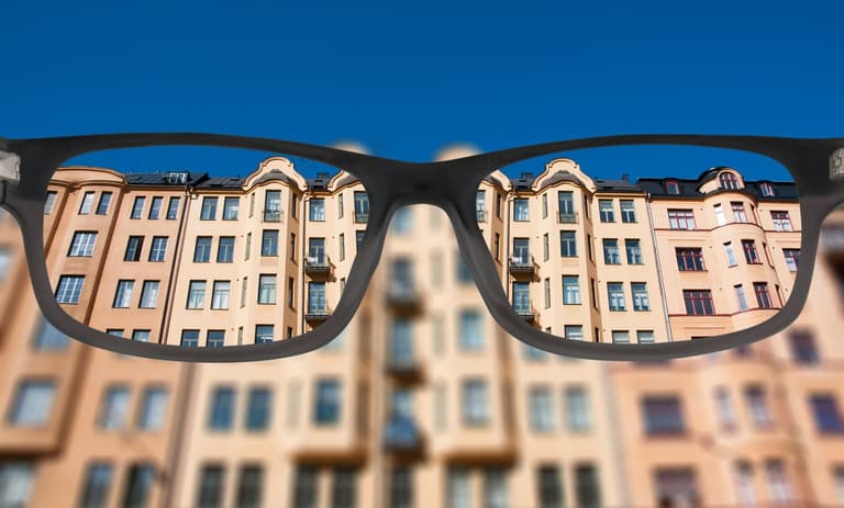 Vue d'un immeuble à travers des lunettes