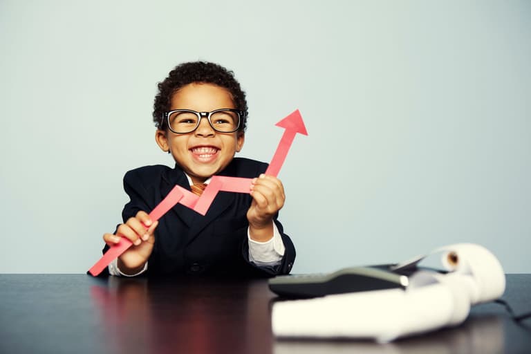 Enfant déguisé en conseiller financier