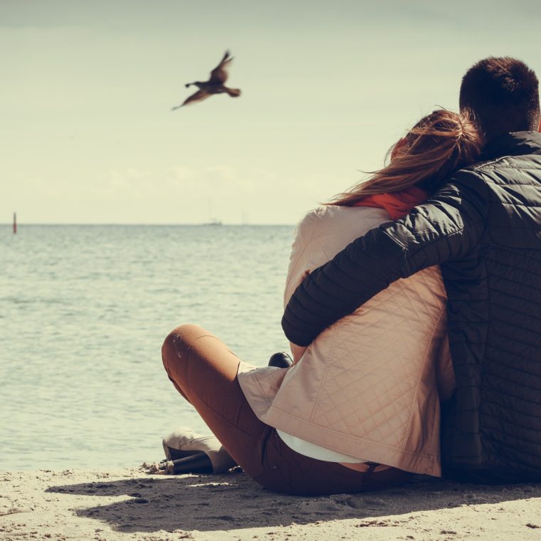 Couple qui regarde la mer