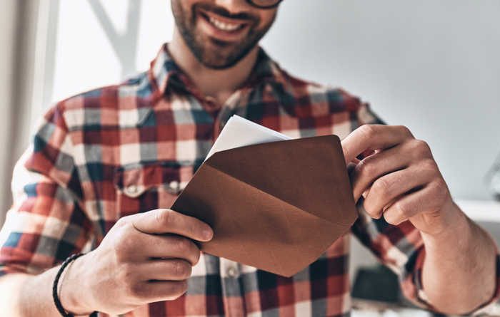 Homme qui ouvre un courrier