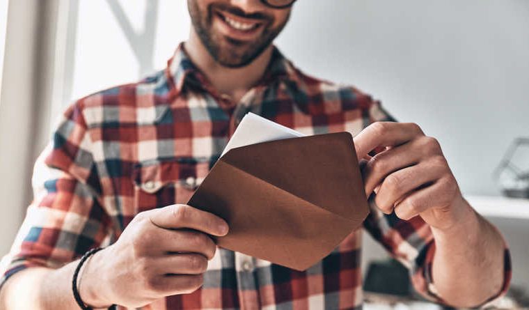 Homme qui ouvre un courrier