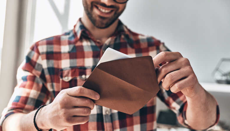 Homme qui ouvre un courrier