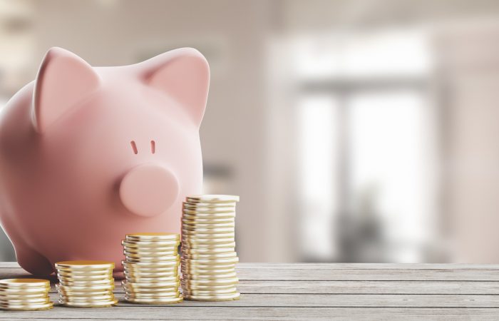 Tirelire cochon et pièces de monnaie