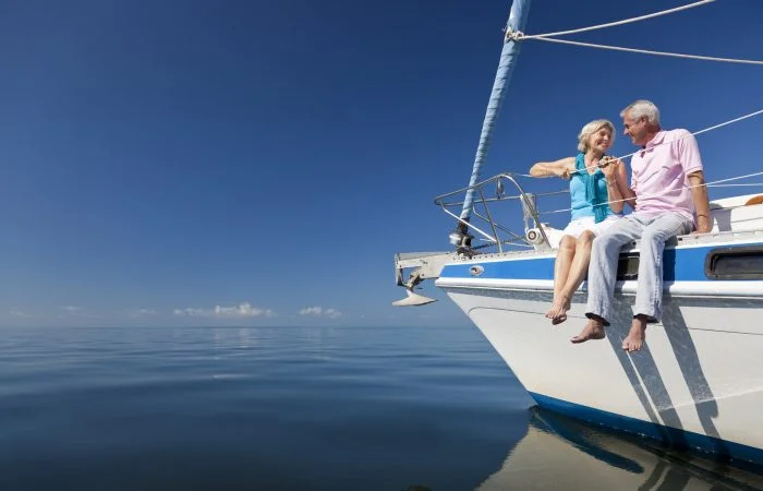 Couple de retraités sur un bateau