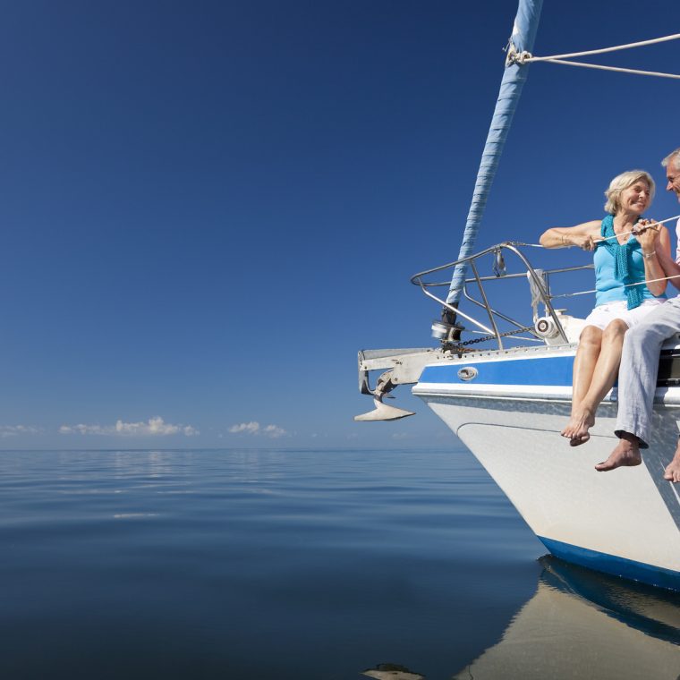 Couple de retraités sur un bateau