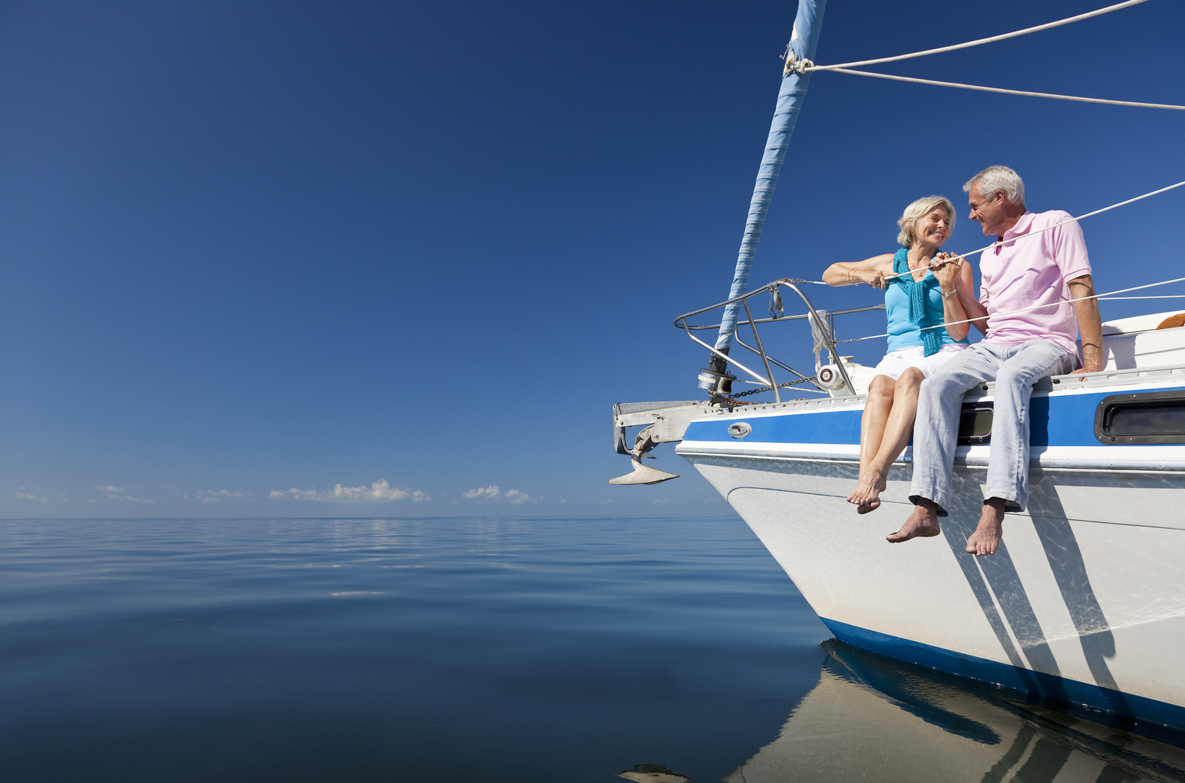 Couple de retraités sur un bateau