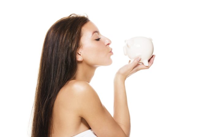 Jeune femme tenant une tirelire