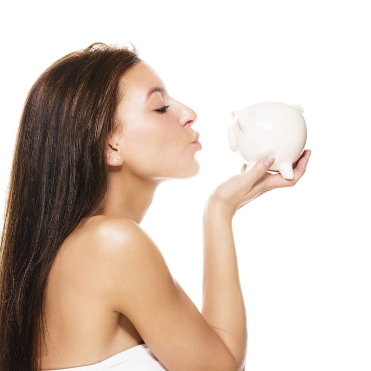 Jeune femme tenant une tirelire