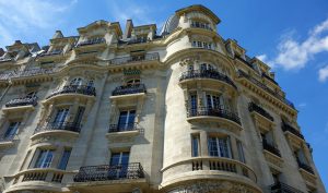 Immeubles parisiens sur fond de ciel bleu