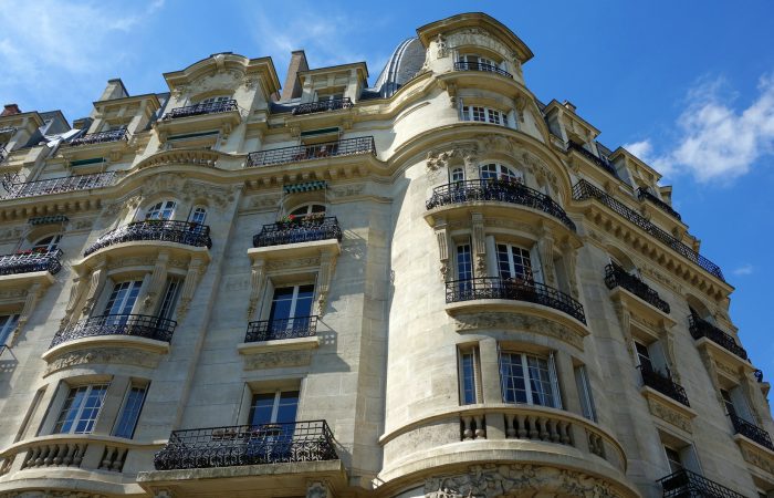 Immeubles parisiens sur fond de ciel bleu