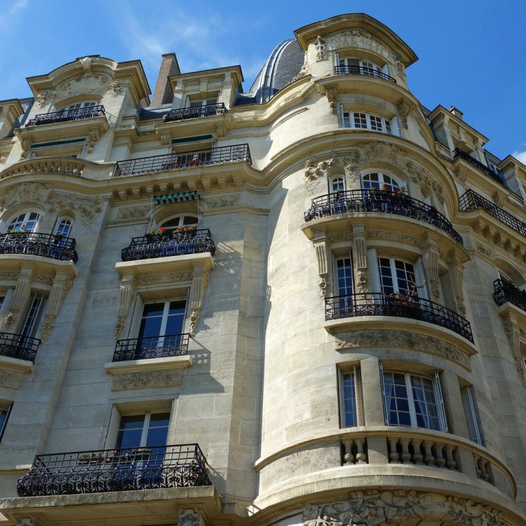 Immeubles parisiens sur fond de ciel bleu