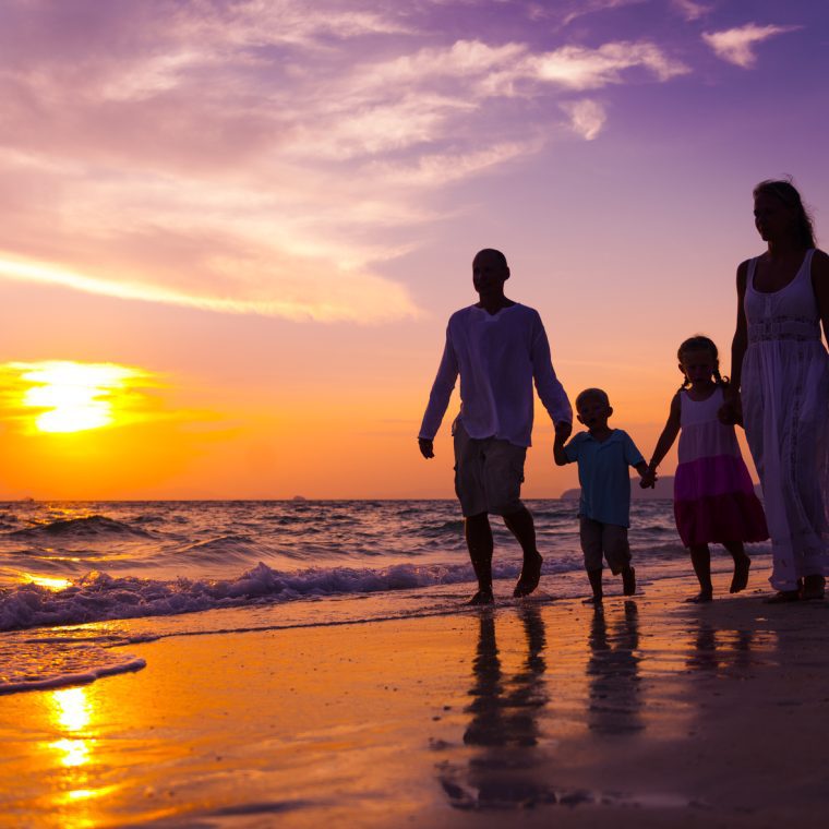 Famille se promenant sur la plage