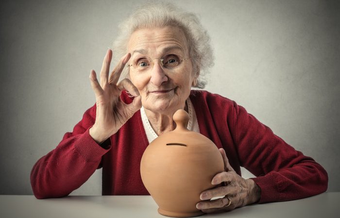 Femme sénior et ses économies