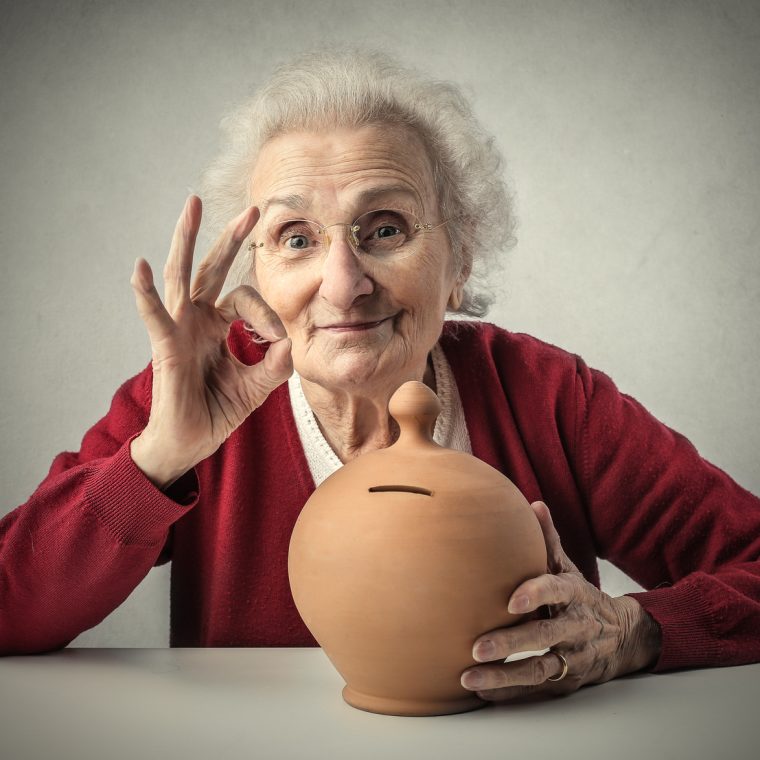 Femme sénior et ses économies