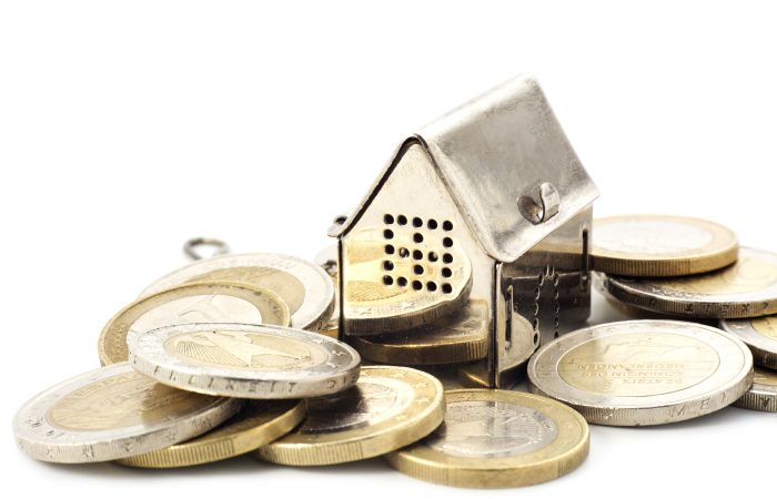 Petite maison au milieu d'un tas de pièces