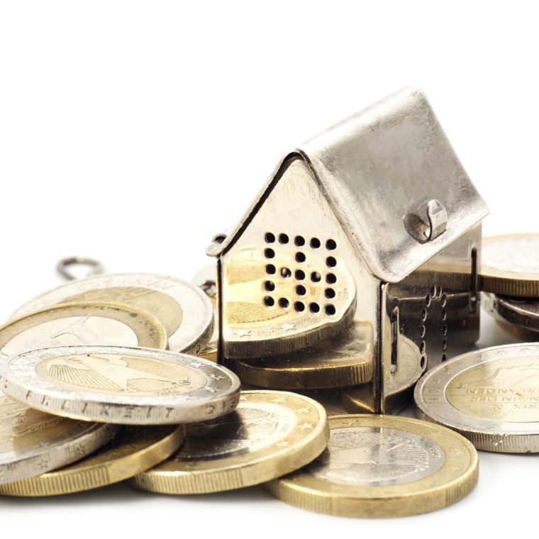 Petite maison au milieu d'un tas de pièces