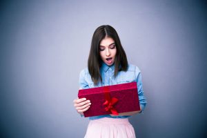 Femme surprise devant son cadeau