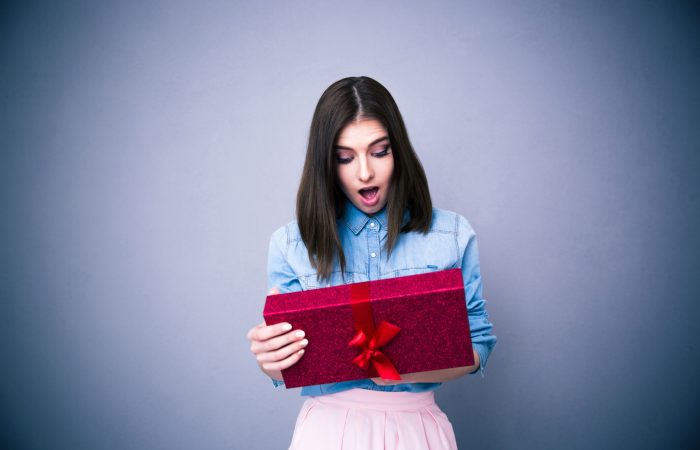 Femme surprise devant son cadeau