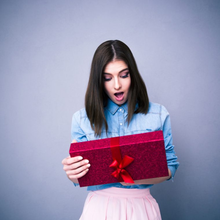 Femme surprise devant son cadeau