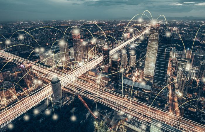 Vue aérienne d'une ville la nuit