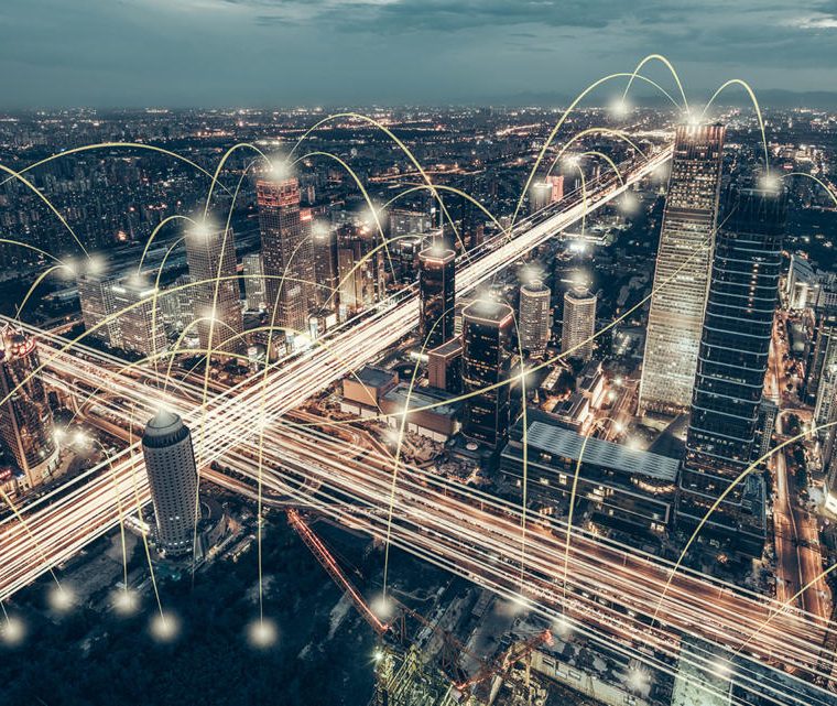 Vue aérienne d'une ville la nuit