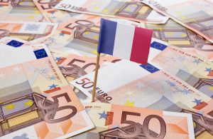 Drapeau français sur un tas de billets de 50 euros