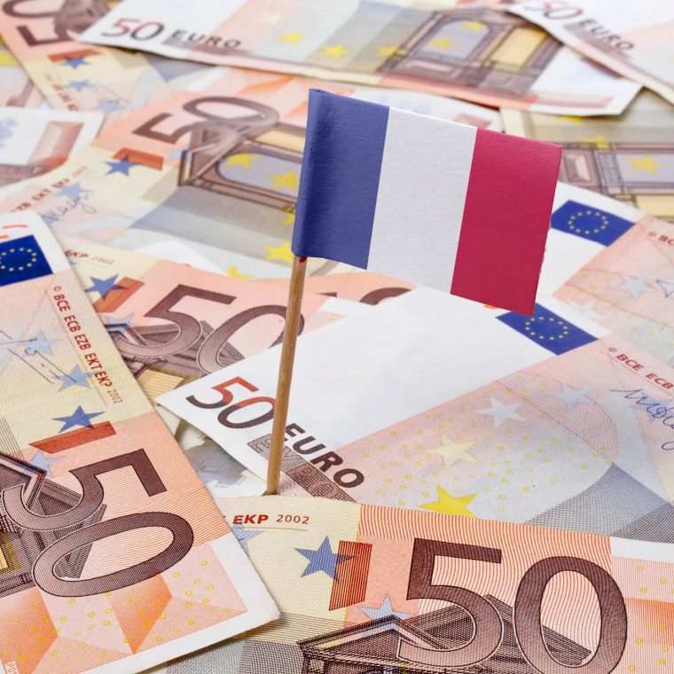 Drapeau français sur un tas de billets de 50 euros