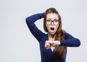 Jeune femme pressée par le temps