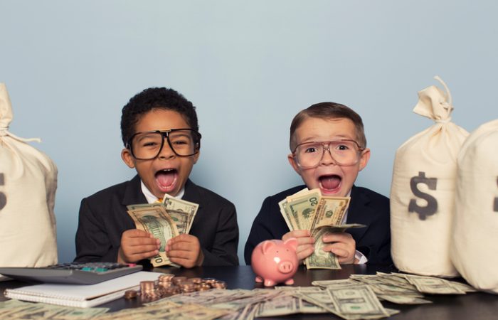 Jeunes enfants tenant des liasses de billets