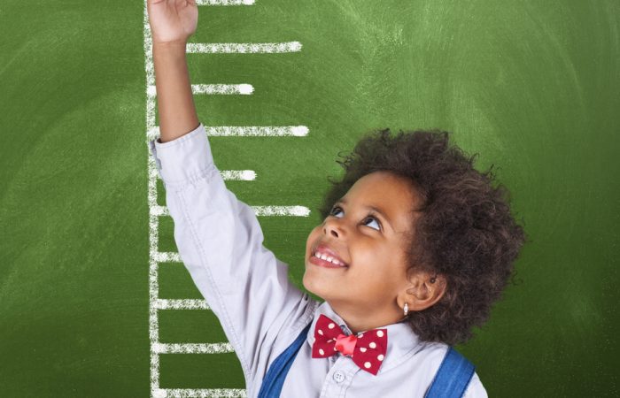 Écolière qui désigne une hauteur