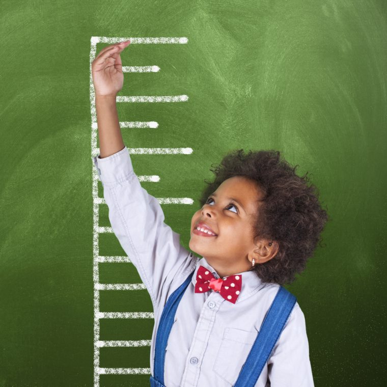 Écolière qui désigne une hauteur