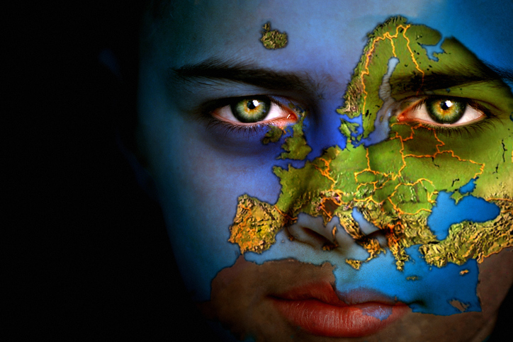Portrait d'un garçon sur le visage duquel figure la carte du monde