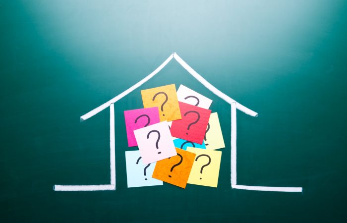 Points d'interrogation dans une maison dessinée
