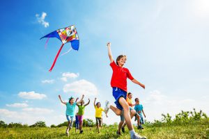 Enfants joyeux jouant avec un cerf-volant