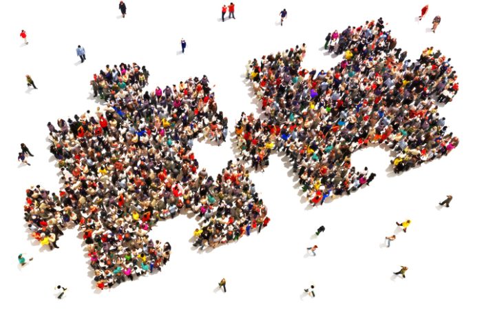 Foule de personnes formant deux pièces d'un puzzle