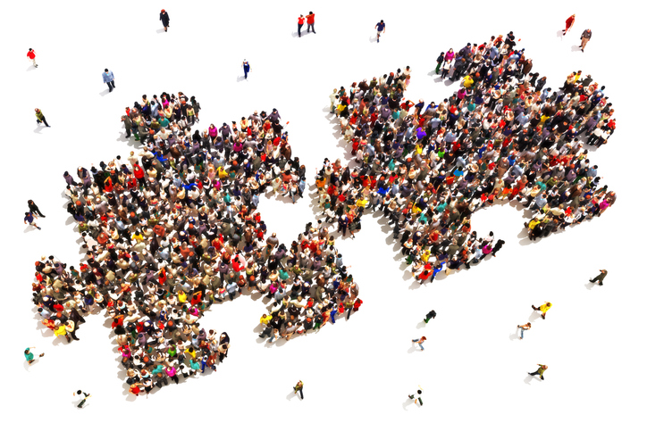 Foule de personnes formant deux pièces d'un puzzle