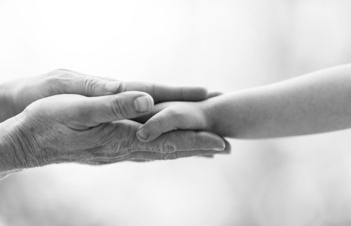 Mains d'enfant et d'adulte
