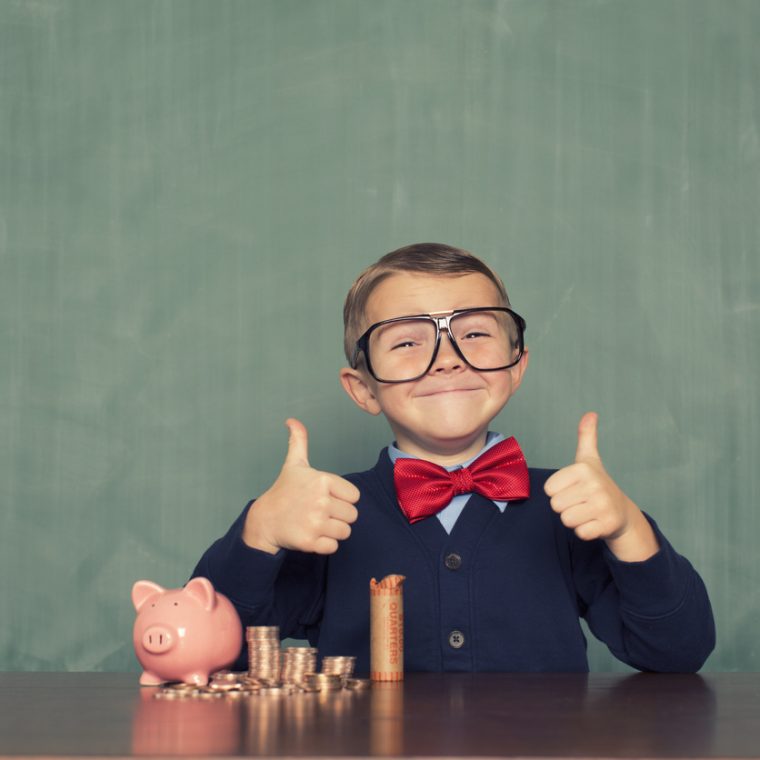 Jeune garçon qui épargne