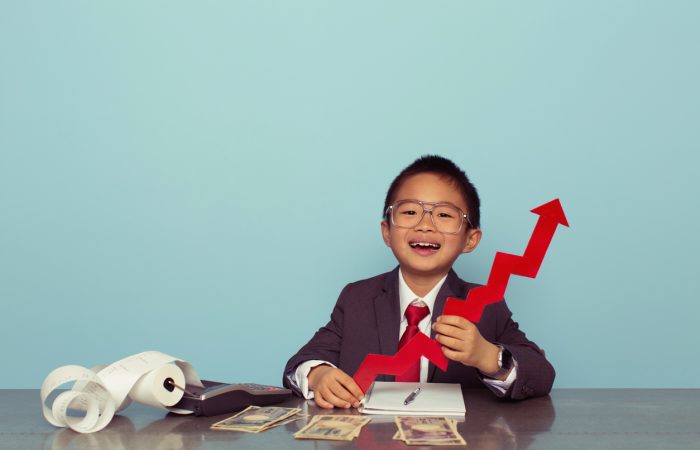 Petit garçon tenant une flèche rouge