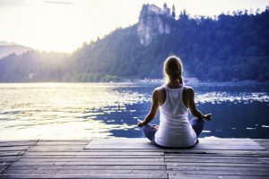 Méditation au bord du lac