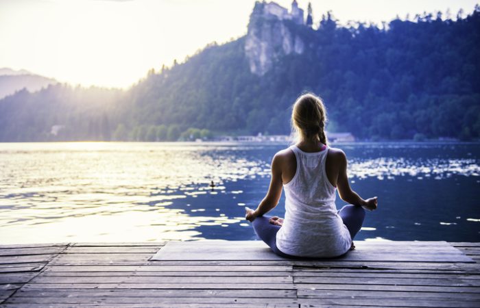 Méditation au bord du lac